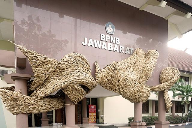 Lawon Balebat
Instalasi Site Spesifik
700 cm x 200 cm x 200 cm
Bahan Polyprofile HDPE
2020